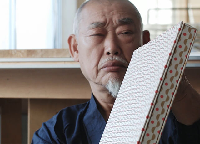 奈良時代より続く和本装幀の専門家、京都経師集団「大入」とたき工房が共同開発したプロダクト「八千代綴り」、その魅力を伝える動画を制作。